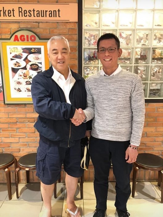 参加者と握手を交わす潮田英之