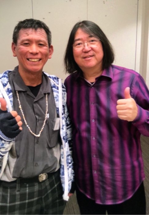 参加者と並んで笑う潮田英之